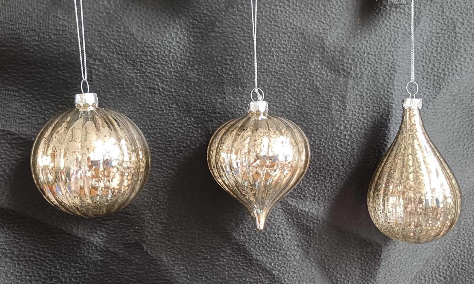 GLASS ORNAMENTS/DECORATION